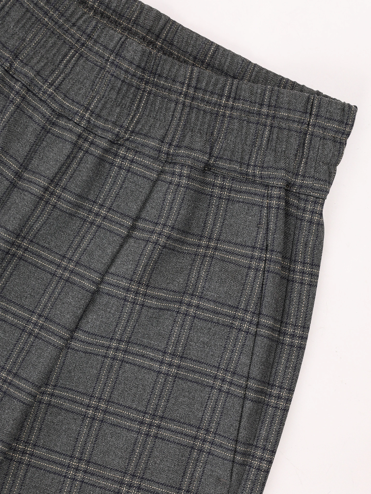 Брюки темно-серого цвета в клетку 